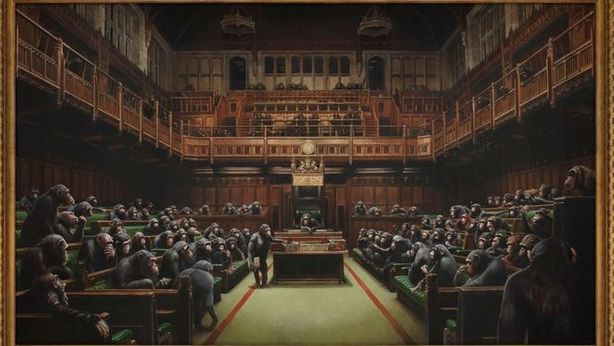 Asta record per il “Parlamento di scimmie” di Banksy, venduto per oltre 11 milioni
