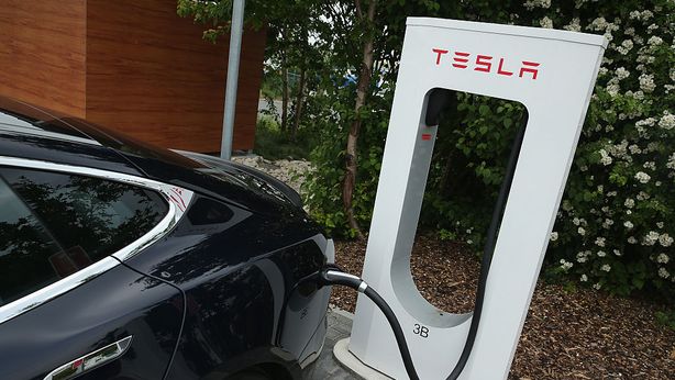 Tesla, possibile bolla finanziaria: licenziamenti e ritardi produzione