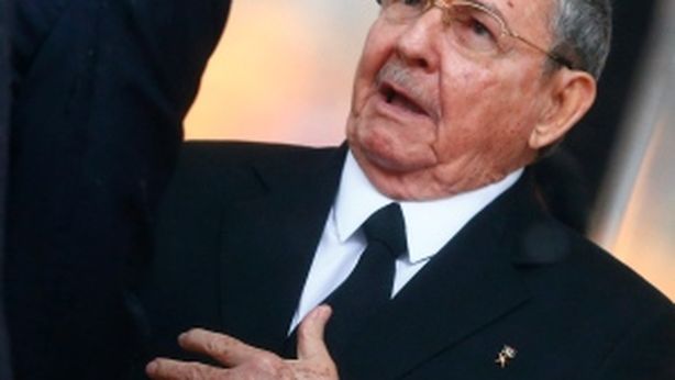 Obama stringe la mano a Raul Castro