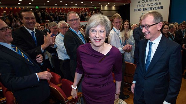 Sterlina ai minimi, aziende tremano. Premier May affonda Bank of England