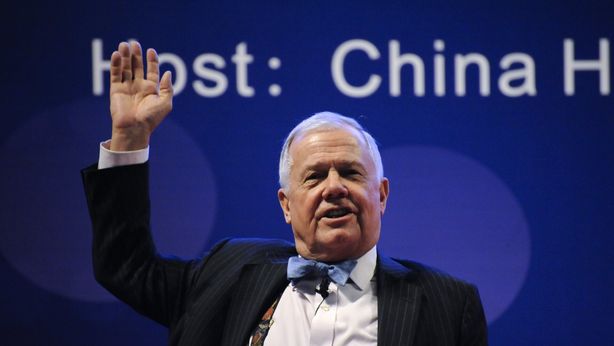 Jim Rogers: “Governi distruggono chi risparmia e investe”