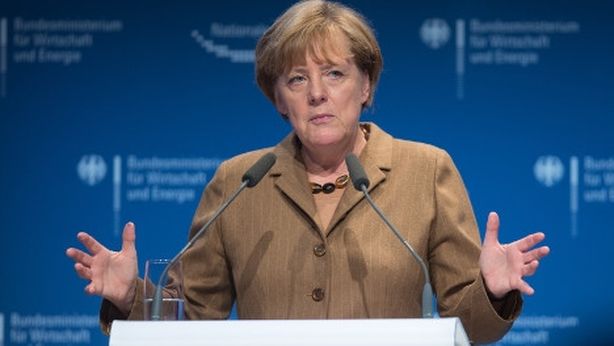 Merkel a convegno digitale, vuoto di memoria e si impappina più volte
