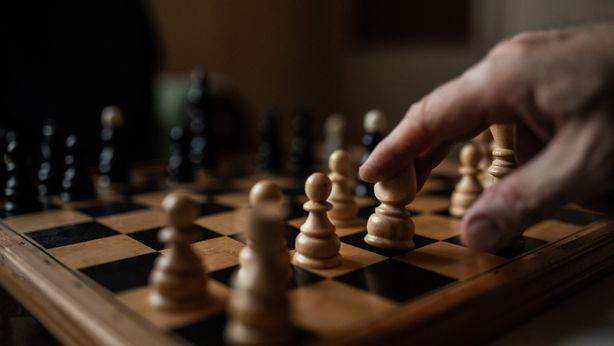 Gli scacchi ci dicono a che età la mente perde colpi