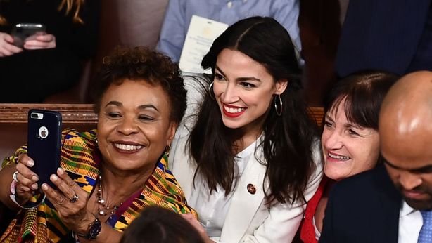 Usa, Alexandria Ocasio-Cortez sfida i super ricchi: tassa al 70-80%