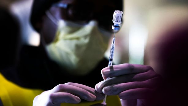 Variante Delta: vaccino Pfizer meno efficace, avvertono da Israele