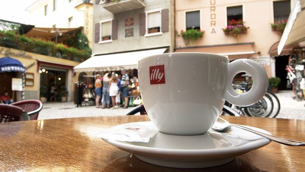 Risparmiare tagliando le piccole spese: un caffè? Sono 1.900 euro in cinque anni