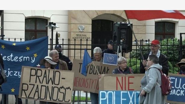 Polexit: perchè la Polonia potrebbe uscire dall’Ue. Migliaia in piazza