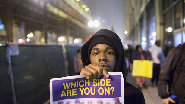 Inferno a Chicago: milionari fuggono da violenza e scontri razziali