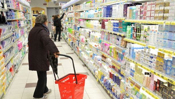 Spesa, gli italiani tagliano i prodotti superflui. Vincono i discount
