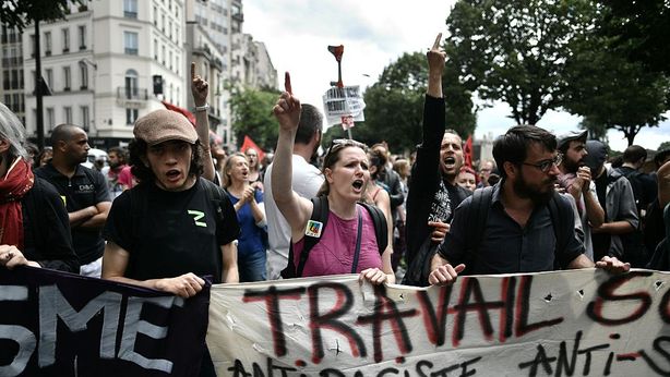 Francia ci riprova: scavalcato Parlamento per approvare Jobs Act