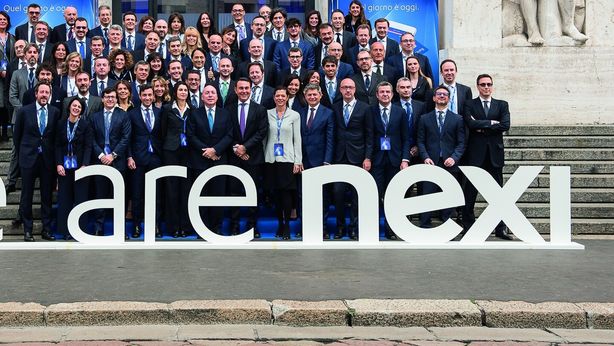 Intesa Sanpaolo esce da Nexi. Che crolla in borsa