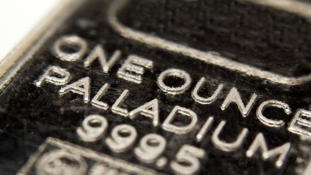 Oro e palladio perdono terreno dai massimi mentre gli asset rischiosi si stabilizzano