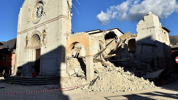Terremoto, nuova forte scossa in Centro Italia. Arrivano le tende