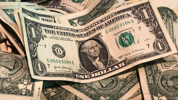 Dollaro al test della fiducia consumatori Usa