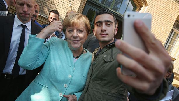 Merkel rischia, Bundestag: “Ha deciso da sola apertura frontiere”