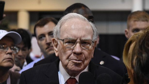Buffett continua a scaricare azioni, Apple nel mirino. Cash sale a livelli record
