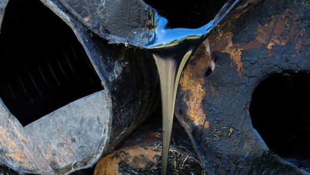 “Periodo prolungato di eccesso di offerta”. Moody’s taglia stime petrolio