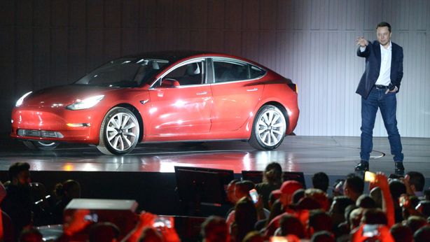 Musk torna a scommette su Tesla: compra titoli per $ 1 miliardo. Volano le quotazioni