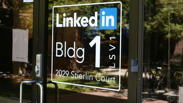 LinkedIn, il social per cercare lavoro licenzia quasi 700 dipendenti
