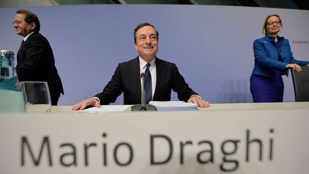 Bce, inattesa svolta accomodante sui tassi: euro punito