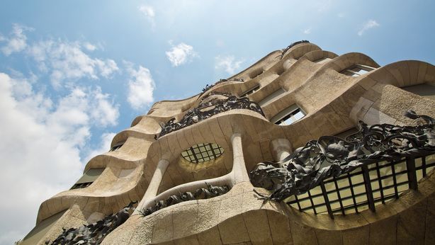 Barcellona: pugno duro contro i turisti. Stop agli affitti brevi nel centro