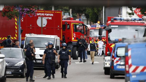 Francia: attentato ISIS in chiesa, sgozzato prete. Feriti e ostaggi