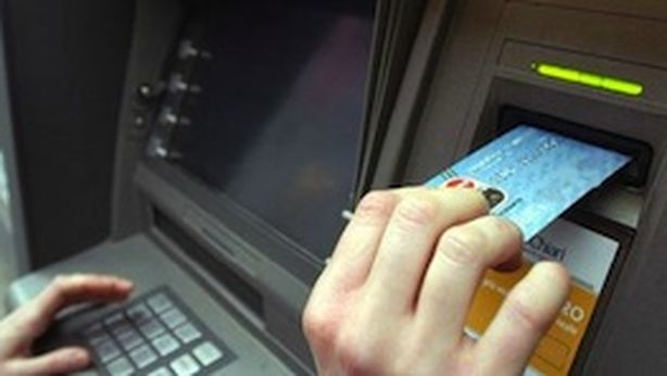 Bancomat manomessi con una forcella: la nuova truffa