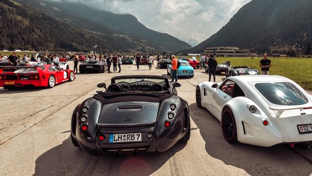 Supercar tra le Alpi svizzere tra velocità e sostenibilità