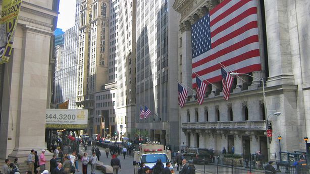 Wall Street, tornano i buy: si fonde e si acquisisce