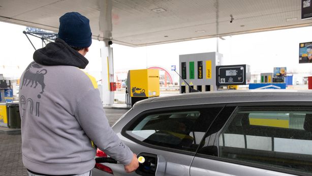 Benzina, tornano gli aumenti: ora il self sfiora 1,90 euro al litro