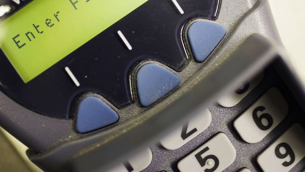 Banche, calano le commissioni per chi usa bancomat e carte di credito