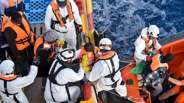 Sea Watch, sbarcano migranti: lite nel governo