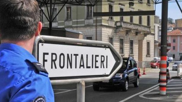 Guerra fiscale Italia-Svizzera: tassa sui frontalieri, arriva l’ultimatum