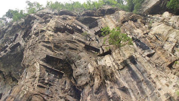 Cina: ritrovate tombe sospese tra montagne