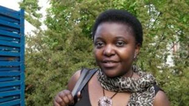 Kyenge e le auto di scorta. La gente urla “vergogna”
