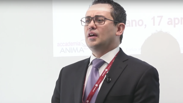 Professore di Finanza: “cominciate a risparmiare e investire presto”