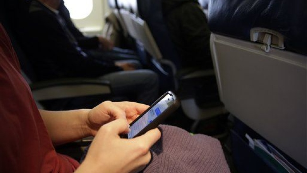 Presto sarà vietato utilizzare cellulari in volo