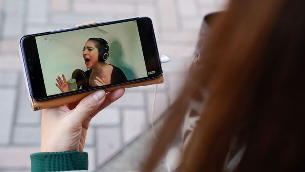 Negozi chiusi: boom di acquisti online, in testa la telefonia mobile