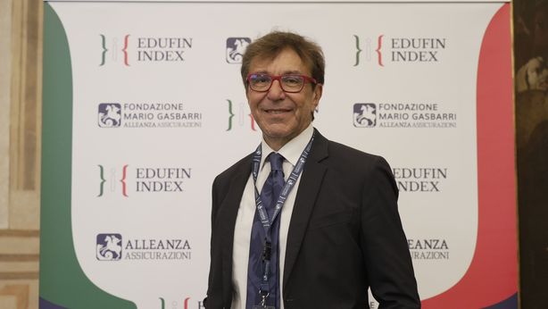Italiani bocciati in educazione finanziaria, donne e giovani meno preparati