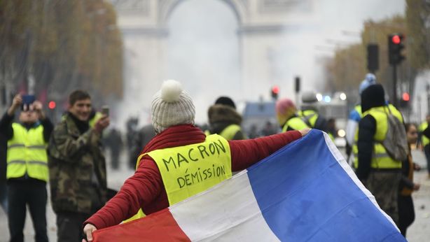 “Gilet gialli” contro Macron: “Dimissioni subito”