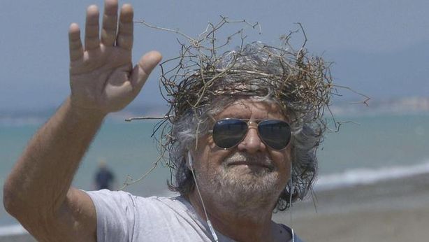 Grillo disperato: cerca sponda estera, difende il razzista e omofobo Farage