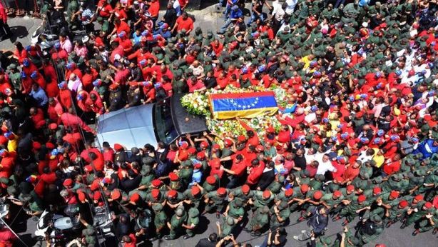 Chavez è morto a Cuba: falsa la processione con la bara