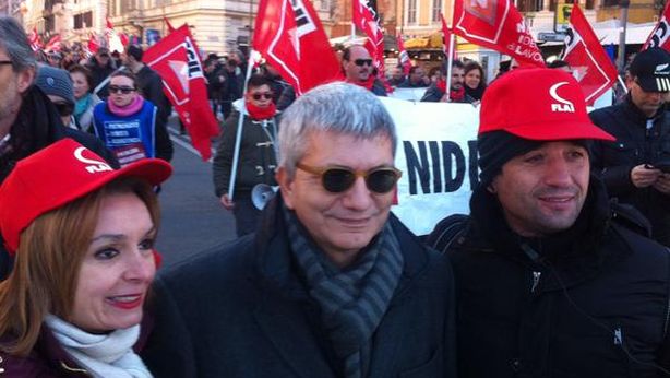 Art. 18, scontri durante proteste contro governo e austerità