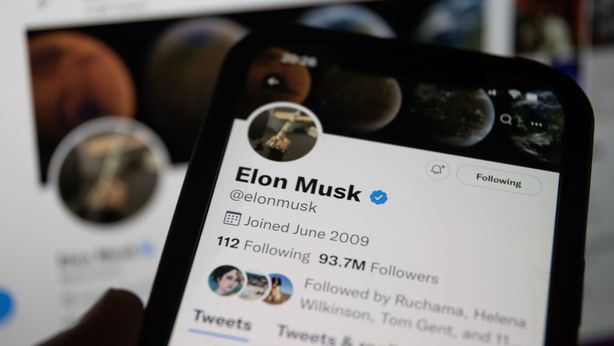 L’ultimo sondaggio di Musk: “Di chi vi fidate meno? Dei politici o dei miliardari?”