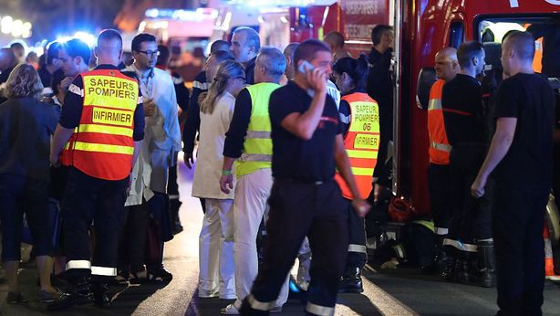 Attentato Nizza, camion contro la folla: 84 morti, italiani dispersi