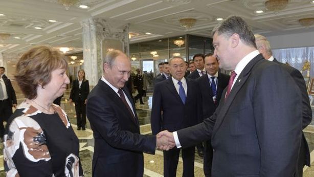 Ucraina, stretta di mano tra Putin e Poroshenko. E a settembre vertice con la Ue sul gas