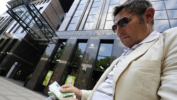 Italia, primo passo verso la fine del denaro contante