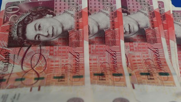 Sterlina crolla sul forex, Gran Bretagna a rischio stagflazione