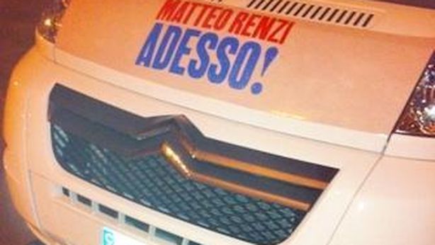 Camper di Renzi investe uomo mascherato da D’Alema: bufala?