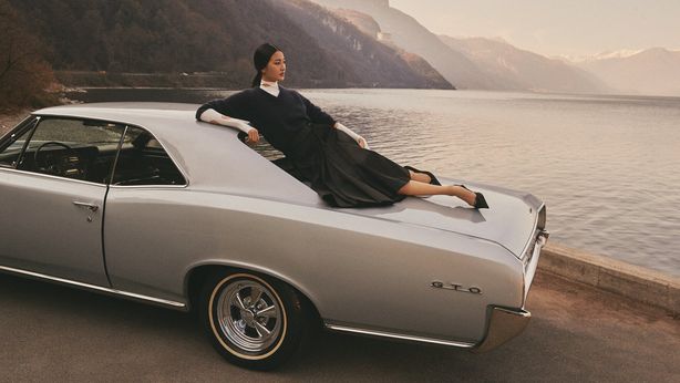 Reflections by the lake. Le foto del servizio di moda di Wall Street Italia